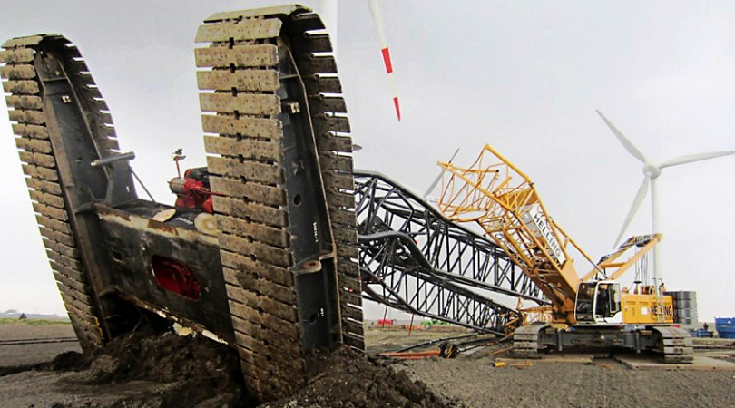 гусеничный кран опрокинулся